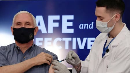 Vacunación de Mike Pence contra el coronavirus, REUTERS
