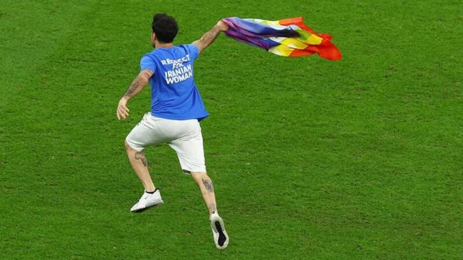 El hincha que ingresó con una bandera de LGBT; Portugal-Uruguay; Qatar 2022. Foto: Reuters.