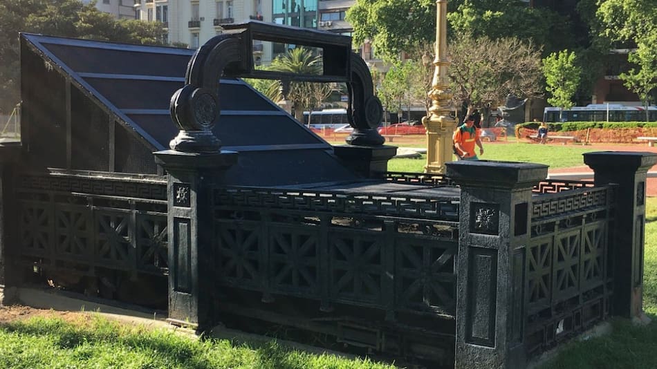 La misteriosa entrada frente al Congreso. Foto: X @paisajeante