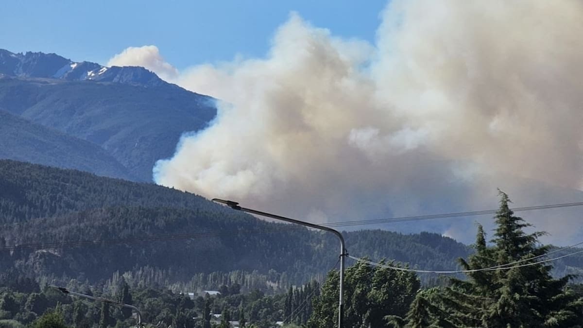 Fuerte incendio en El Bolsón. Foto: Municipalidad de El Bolsón.