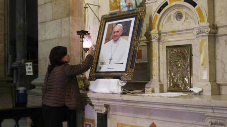 Fieles piden por la salud del papa Francisco. Foto: EFE/Luis Gandarillas