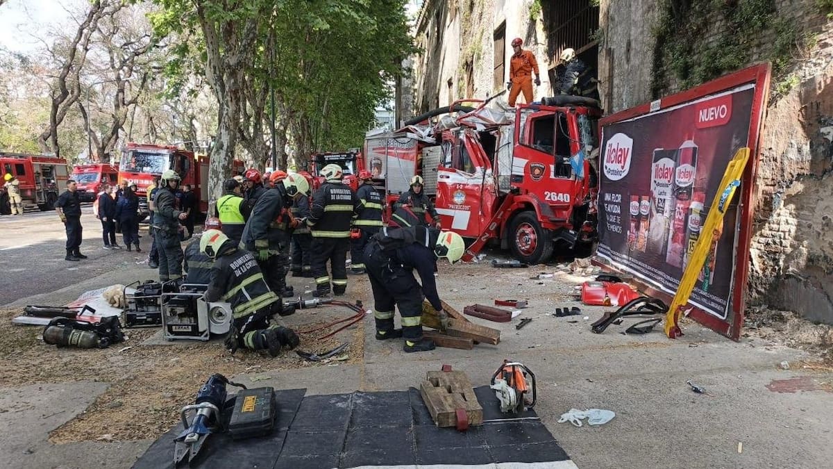 Un camión de Bomberos de la Ciudad chocó en Parque Patricios.