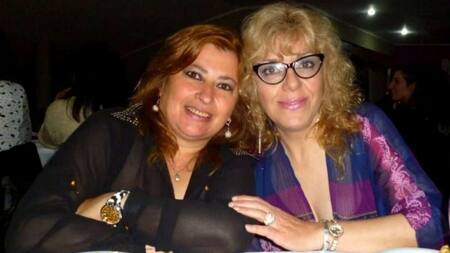 La víctima Marisa Chivalero (a la izquierda) junto a su gran amiga Patricia Bruera (a la derecha) durante una cena por el Día del Maestro