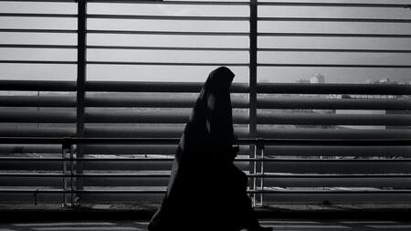 Varios negocios se vieron obligados a cerrar por incumplir con las órdenes sobre el código de vestimenta. Foto: Unsplash.