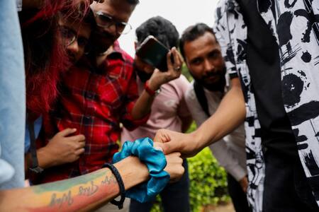 Miembros de la comunidad LGTBIQ+ escuchando la decisión del Tribunal Supremo de India. Foto: Reuters.