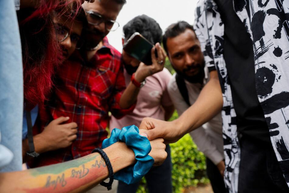 Miembros de la comunidad LGTBIQ+ escuchando la decisión del Tribunal Supremo de India. Foto: Reuters.