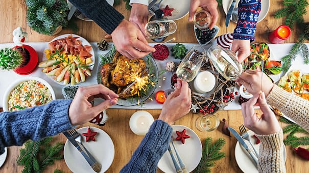 Luz, texturas y colores: las 5 tendencias en decoración que transformarán la mesa para Año Nuevo 2026