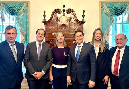 Marco Rubio recibió a los cinco asilados de la Embajada argentina en Venezuela. Foto: X @SecRubio