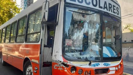 El micro escolar después del choque con un camión. Foto: x gloriallopiz.