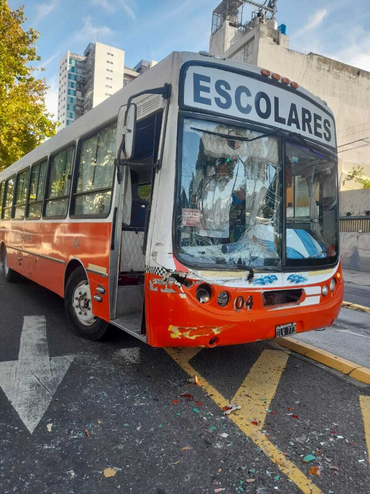 El micro escolar después del choque con un camión. Foto: x gloriallopiz.