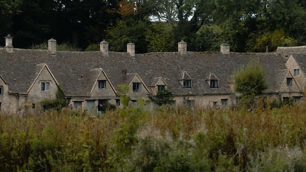 Un rincón inglés salido de un cuento: el pueblo más hermoso del mundo tiene 600 habitantes y una historia que nació con los romanos