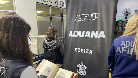 Secuestran un libro con litografías del Siglo XIX firmado por Tesla. Foto: AFIP