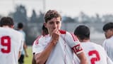 Una de las joyas de River no firmó su primer contrato y se va a Europa por la patria potestad: el cruce entre la familia y el club