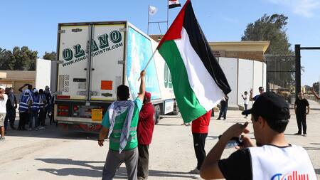 Un camión que transporta ayuda humanitaria para la Franja de Gaza cruza la puerta fronteriza de Rafah. Foto: EFE