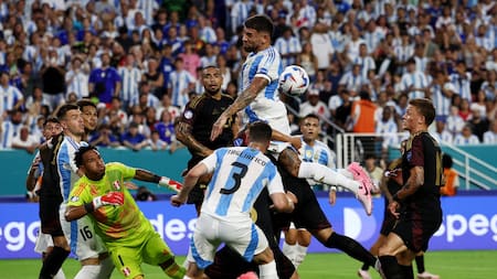 Argentina volvió a ganar y se metió a los cuartos de final como primera del grupo A. Foto: EFE