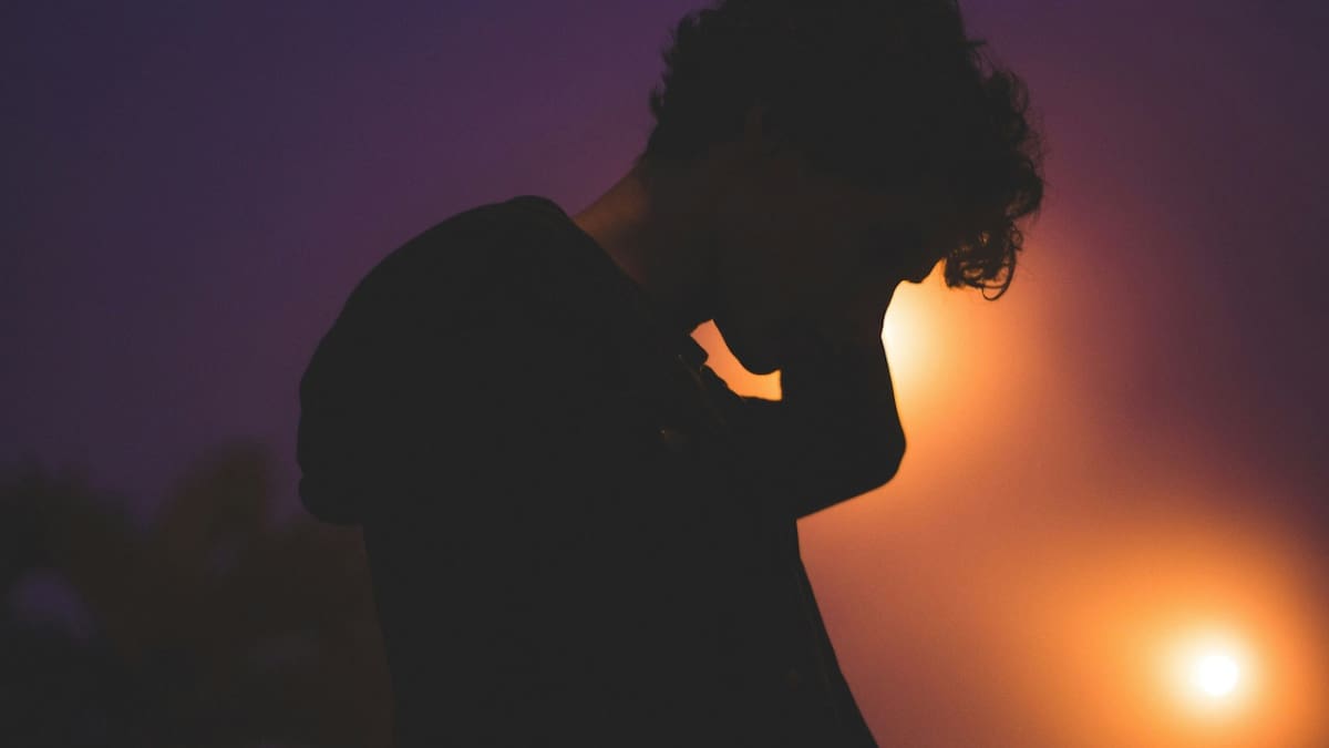 Las personas que no están casadas pueden experimentar más síntomas de depresión, según un informe. Foto: Unsplash.
