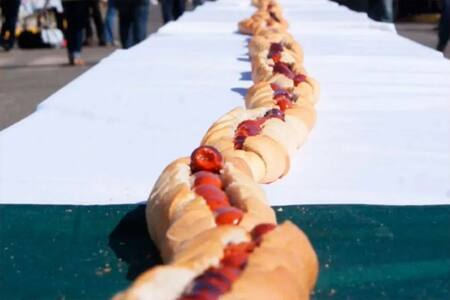 Santo Tomé hizo el choripán más largo del mundo. Foto X @humanosdestafe
