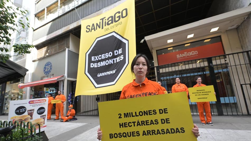 Acción de Greenpeace Argentina en la puerta de la Casa de Santiago del Estero en la Ciudad de Buenos Aires. Foto: Greenpeace Argentina.