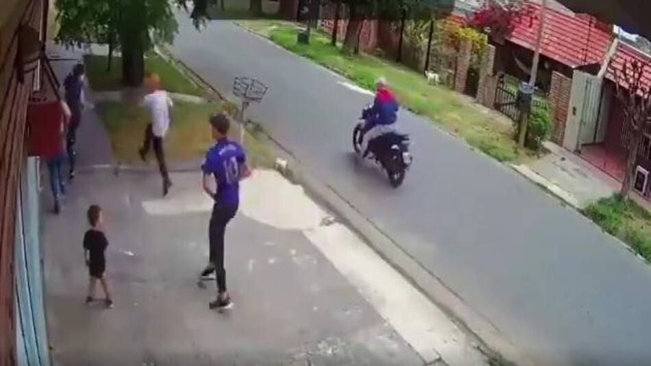 Nene de dos años quedó en medio de ataque de motochorros cuando asaltaron a su madre