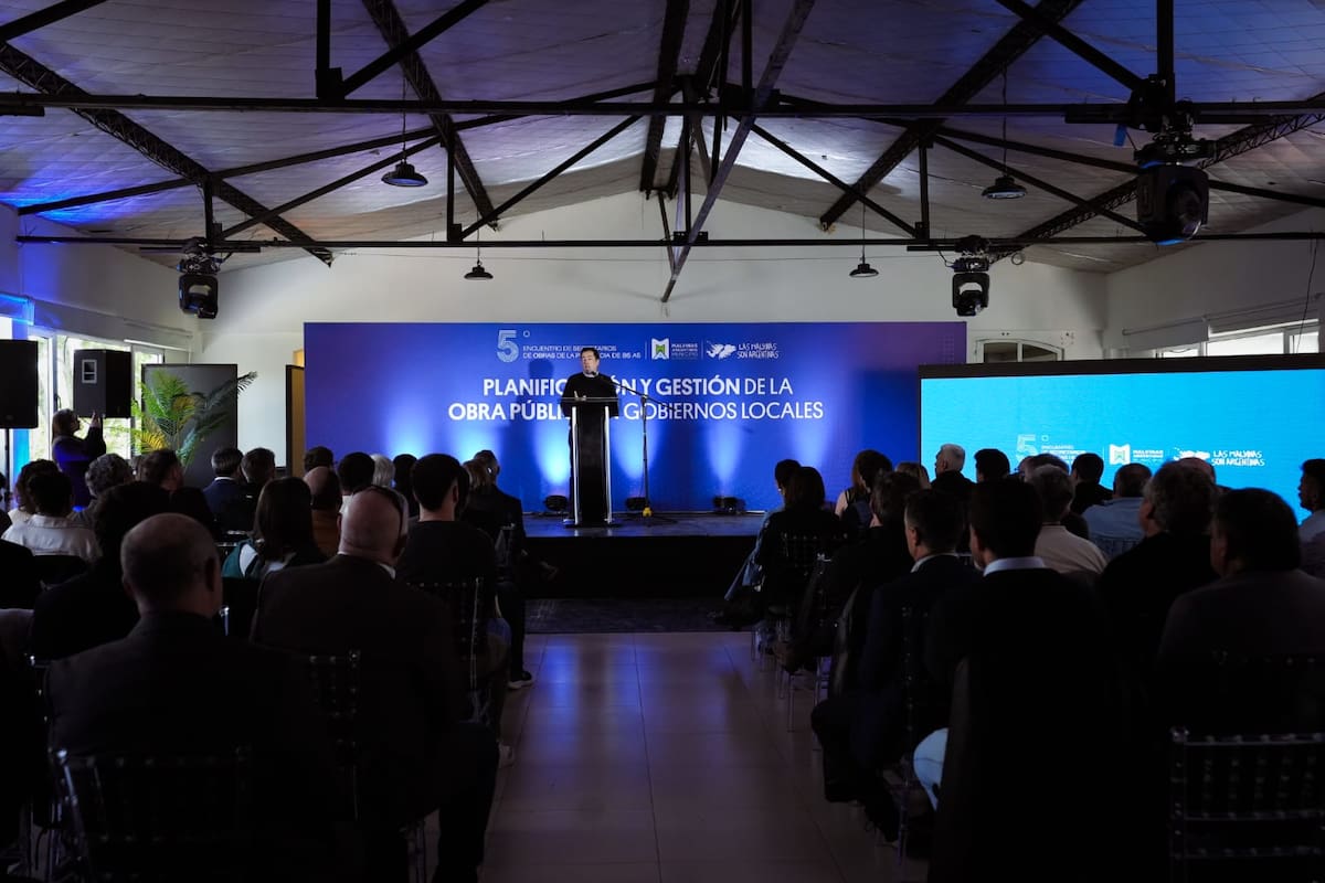 Leonardo Nardini da un discurso en el 5° Encuentro de Secretarios de Obras Públicas y Planificación Urbana.