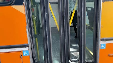 El colectivo que rompió la mujer de 23 años de un piedrazo. Foto: NA.