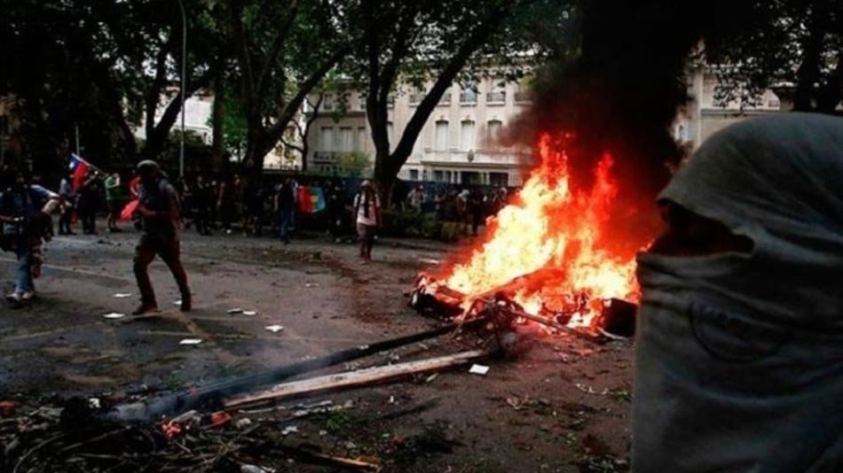 Manifestantes intentaron ingresar a la residencia del embajador argentino en Chile, Foto, Diario La Tercera