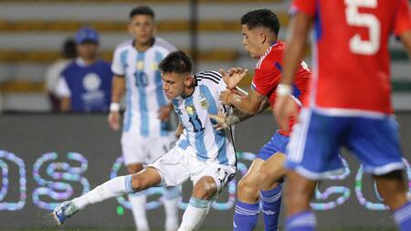 Diablito Echeverri ante Chile. Foto: EFE.