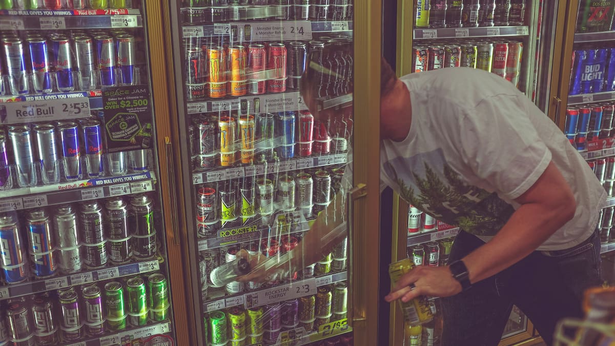 Las bebidas energéticas deben evitarse en la ola de calor. Foto: Unsplash.