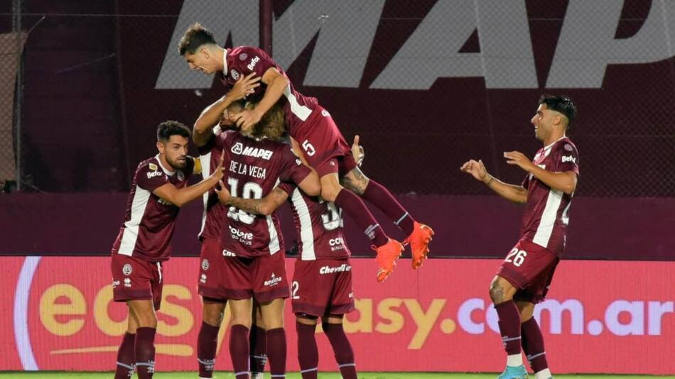 En un final agónico, Lanús venció a San Lorenzo y es puntero de la Liga Profesional. NA