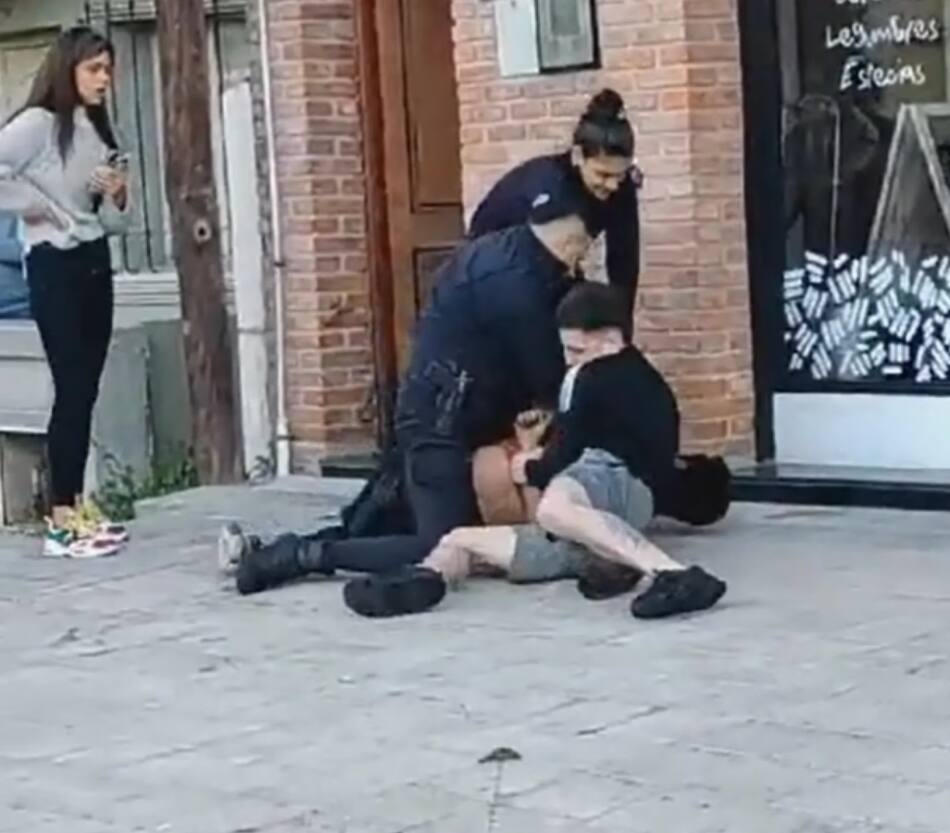 El asaltante finalmente se dio por vencido y los policías pudieron continuar con el arresto. Foto: captura de video.