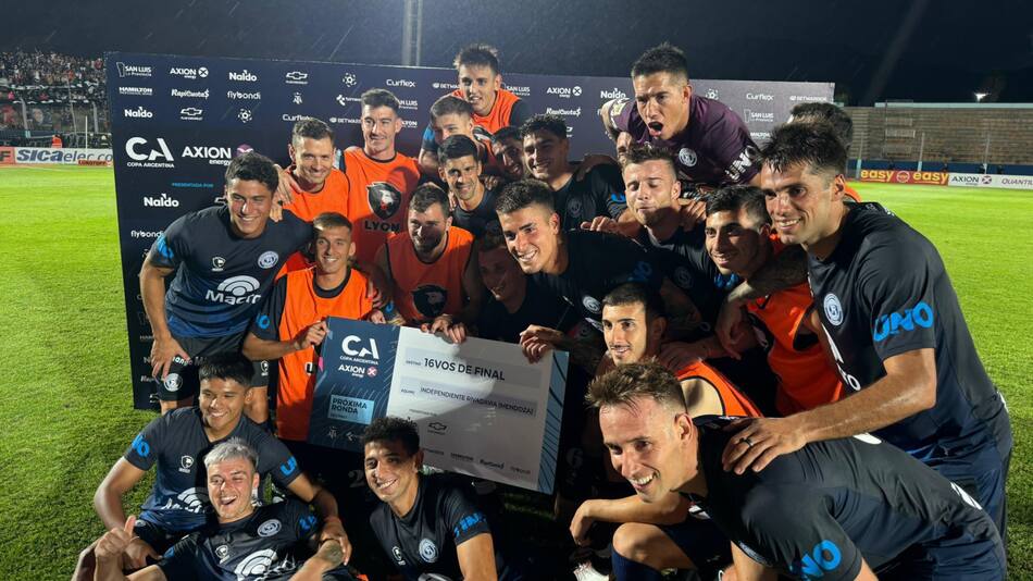 Festejo de Independiente Rivadavia de Mendoza en la Copa Argentina. Foto: @CSIRoficial.