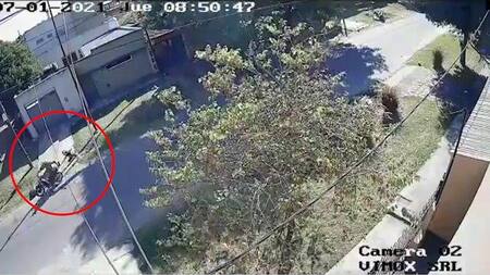 Brutal robo en La Plata: un motochorro arrastró a una mujer por la calle