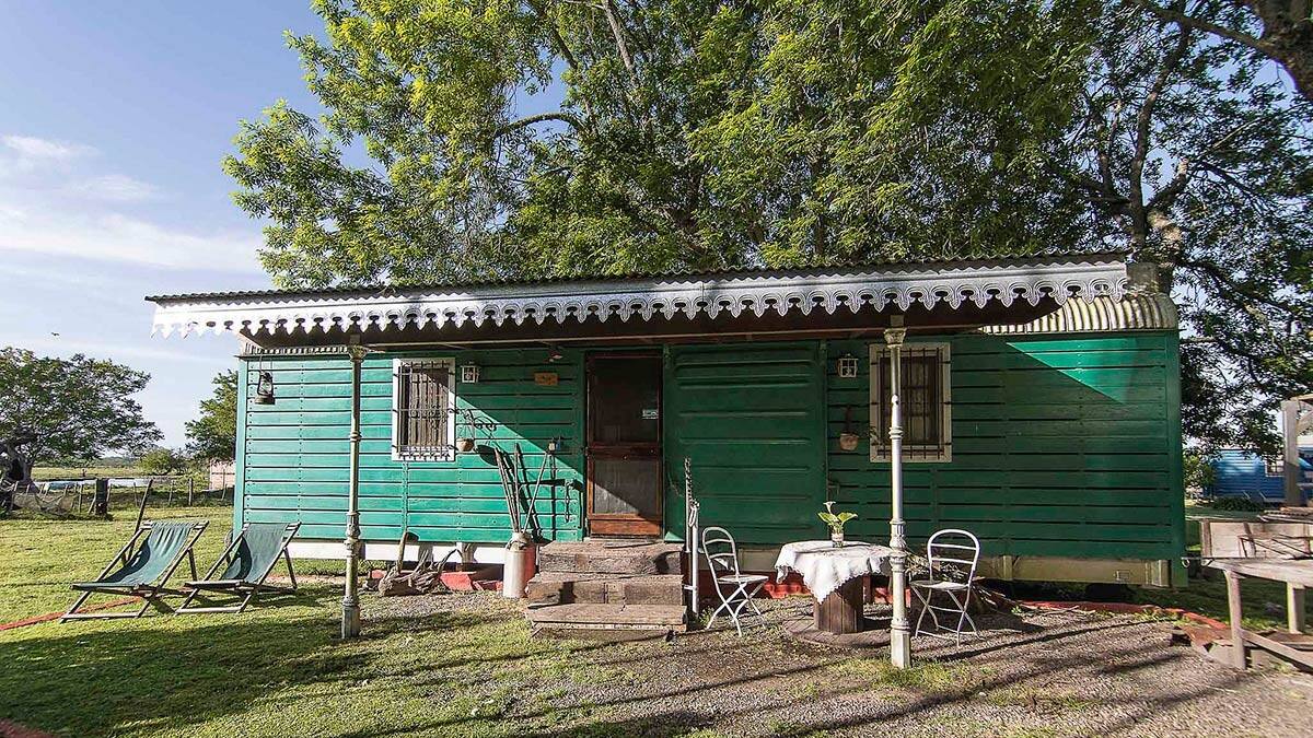 La propuesta rural que convierte viejos vagones en refugios ecológicos cerca de Buenos Aires.