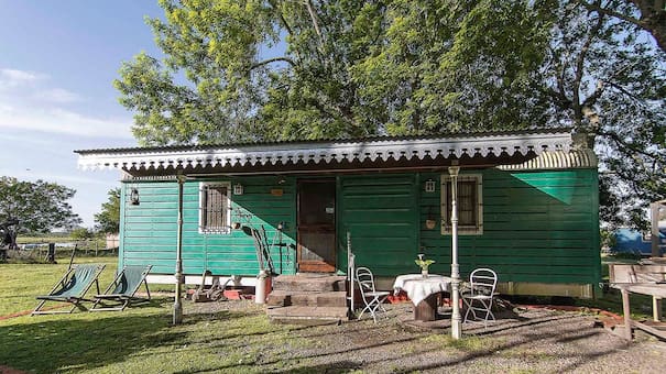 Tradición, historia y gastronomía cerca de Buenos Aires: la propuesta rural que convierte viejos vagones de tren en refugios ecológicos