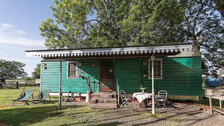 La propuesta rural que convierte viejos vagones en refugios ecológicos cerca de Buenos Aires.