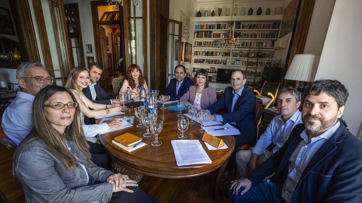 Cristina Kirchner junto a economistas en San José 1111.