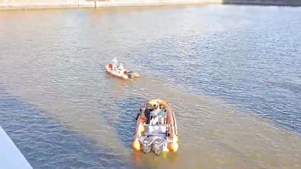 Desesperada búsqueda en Puerto Madero: un hombre se arrojó al agua desde el Puente de la Mujer y desapareció