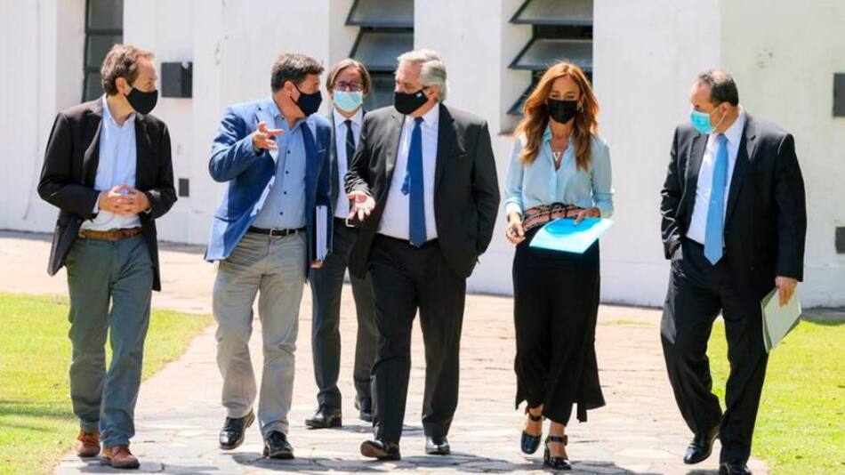 Alberto Fernández junto a funcionarios por Consejo Económico y Social