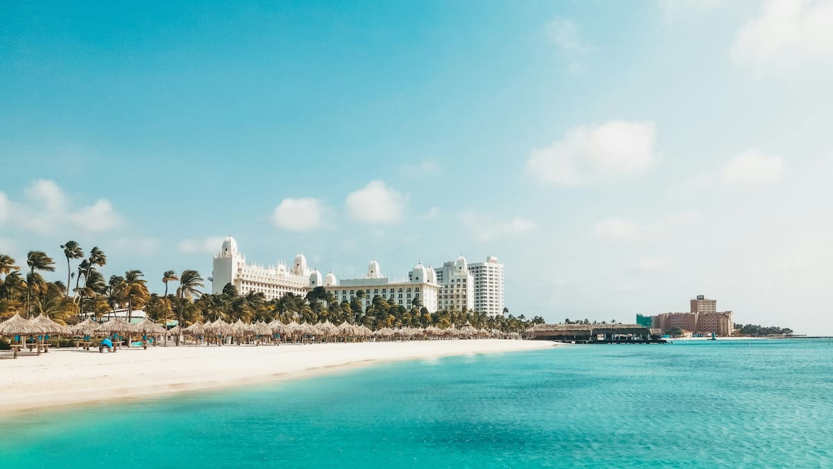 Cuánto sale vacacionar en Aruba vs. Curazao: los precios de pasajes, alojamiento y comidas en los 2 nuevos destinos favoritos de los argentinos