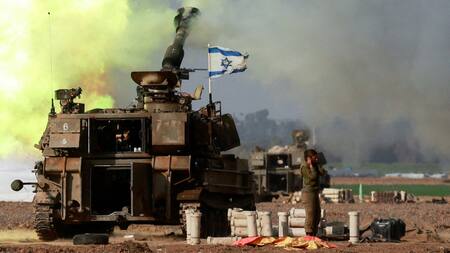 Una unidad de artillería israelí opera cerca de la frontera con Gaza . Reuters