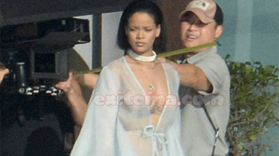 Rihanna semidesnuda para su video