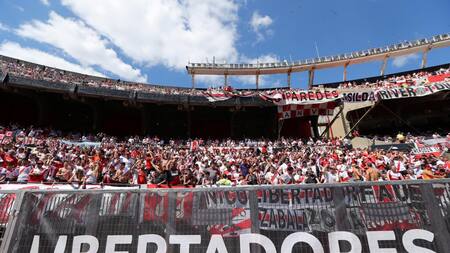 Hinchas de River en el Monumental en la previa a la Superfinal de Copa Libertadores (Reuters)