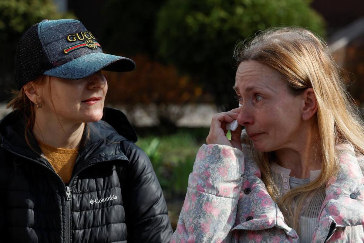 Madre ucraniana se encuentra con su hija. Foto: Reuters.