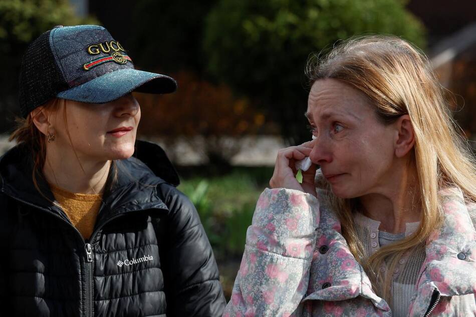 Madre ucraniana se encuentra con su hija. Foto: Reuters.