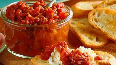 Pure de tomate, tomate enlatado.