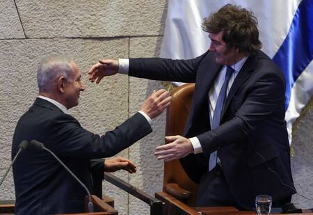 Javier Milei y Benjamín Netanyahu. Foto: REUTERS/Ronen Zvulun