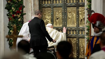 El papa Francisco abrió la Puerta Santa en el Vaticano. Foto: Reuters.