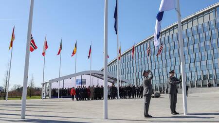ceremonia de izado de bandera para la adhesión de Finlandia durante la reunión de ministros de Asuntos Exteriores de la OTAN_Reuters
