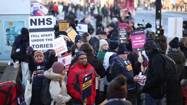 Las enfermeras británicas inician una huelga histórica por mejoras de salario