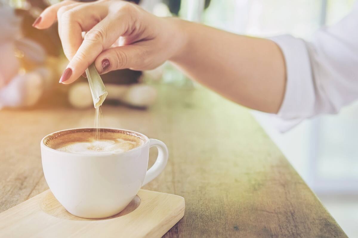 Café con azúcar. Foto: Freepik